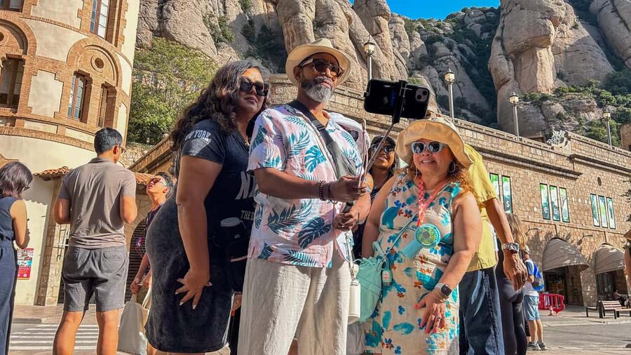 From Barcelona: Montserrat Tour, Rack Railway & Licor Taste - Free time, viewpoints, and the limits of five hours