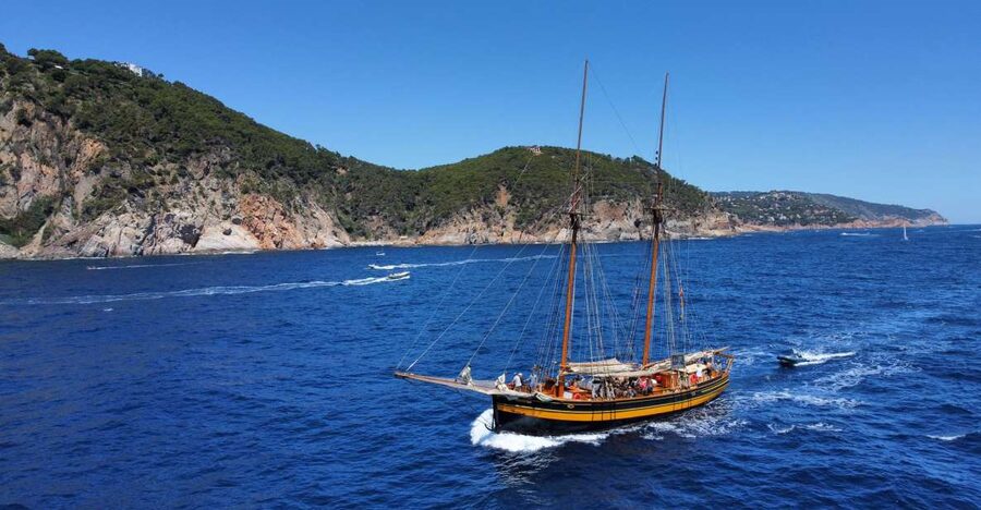 From Palamós: Southern Coast Sailing Tour - Boarding the Äran at Palamós fishing port