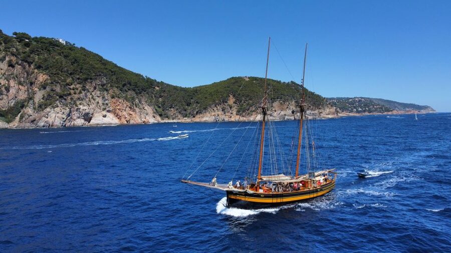 From Palamós: Southern Coast Sailing Tour - The swimming stop is from the boat