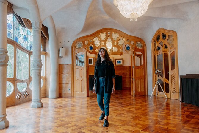 Gaudi Casa Batlló Pre Opening Tour &Skip-the-Line Sagrada Familia - Casa Batlló’s underwater entrance and vertebra staircase