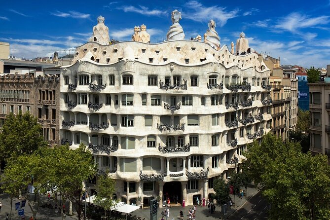 Gaudi Guided Tour: Casa Batllo, La Pedrera & Casa Vicens - Casa Batllo: a house shaped by dragons and light
