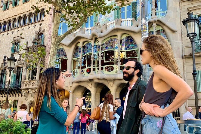 Gaudi, Modernisme And Spanish Wine - Starting at Passeig de Gràcia and Plaça de Catalunya