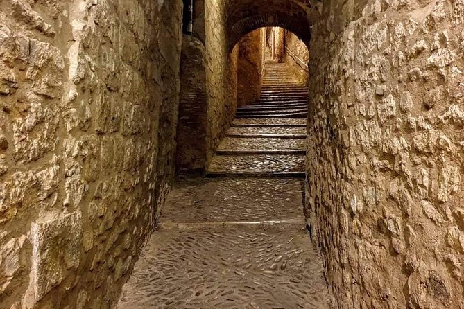 Girona and Besalu, Jewish History tour Small Group from Girona - Exploring Besalú’s Jewish quarter