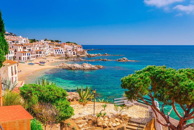 Girona and Costa Brava Private Tour with Pick-up from Barcelona - Girona’s old quarter in one hour