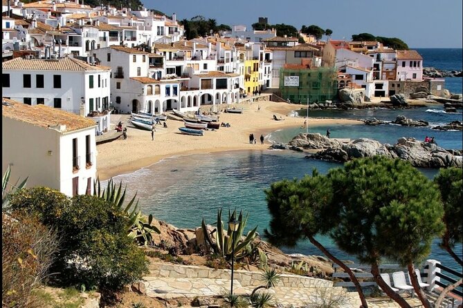 Girona, Costa Brava and Medieval Village from Barcelona - The guides shape the day
