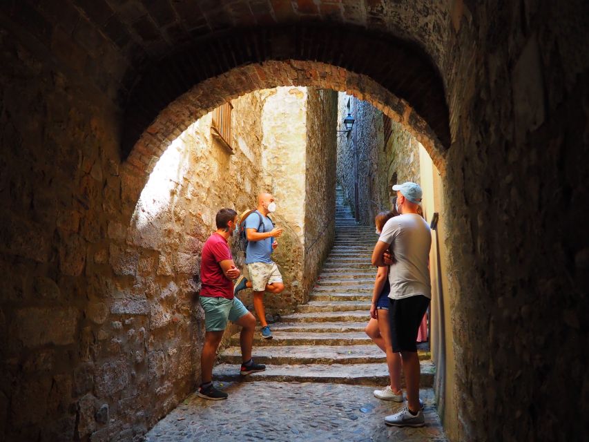 Girona: Guided 2-Hour Walking Tour with Food Tasting - Xuixo and ratafia in the old quarter