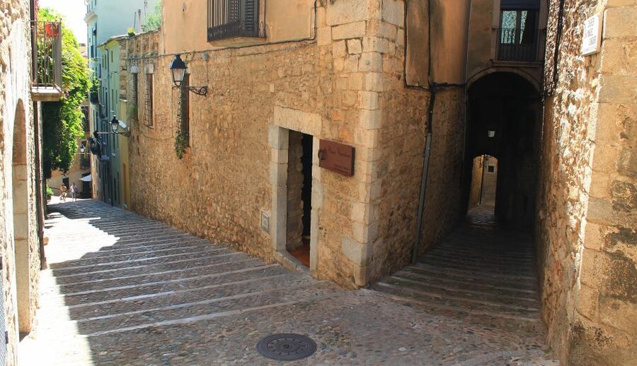 Girona: History and Gastronomy Small Group with Tastings - The Rambla and Onyar River bridges