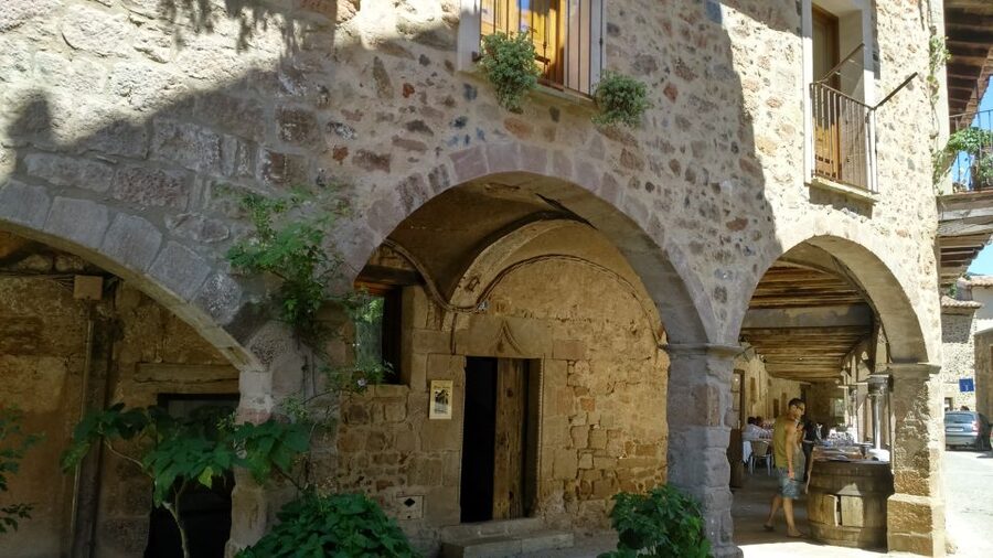 Girona: Volcano Area, Besalú, and Banyoles Lake Tour - Castellfollit de la Roca and its basalt cliff