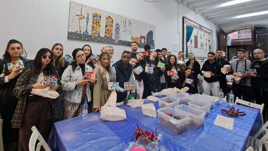 Guided Gaudí’s Trencadís Mosaic Workshop in Barcelona - Choosing between a frame, box, animal, or coaster