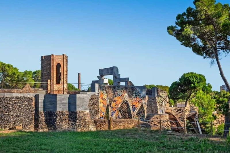 Highlights Guided visit to Gaudi's Crypt and Colonia Güell - Is the entertaining guide the main advantage?