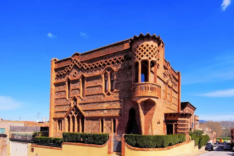 Highlights Guided visit to Gaudi's Crypt and Colonia Güell - Who will get the most from this visit