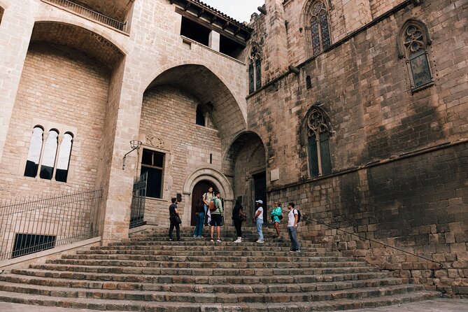 HistARy: Guided tour of the Gothic Quarter with Augmented Reality - Casa de l’Ardiaca and a courtyard tradition