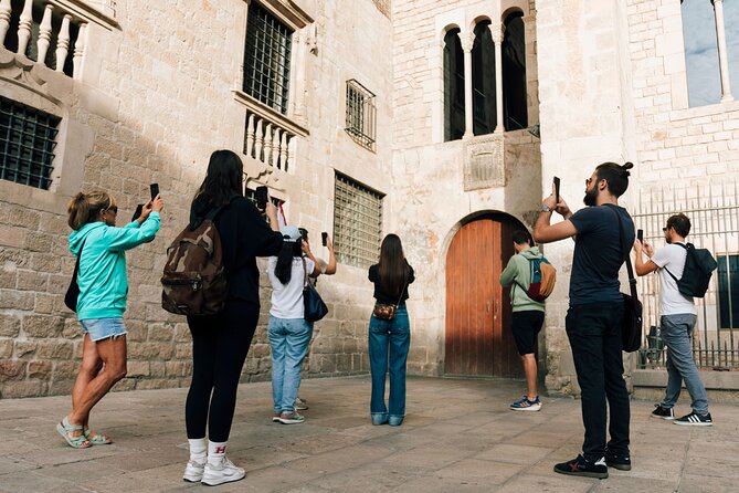 HistARy: Guided tour of the Gothic Quarter with Augmented Reality - Pont del Bisbe and the darker side of the quarter