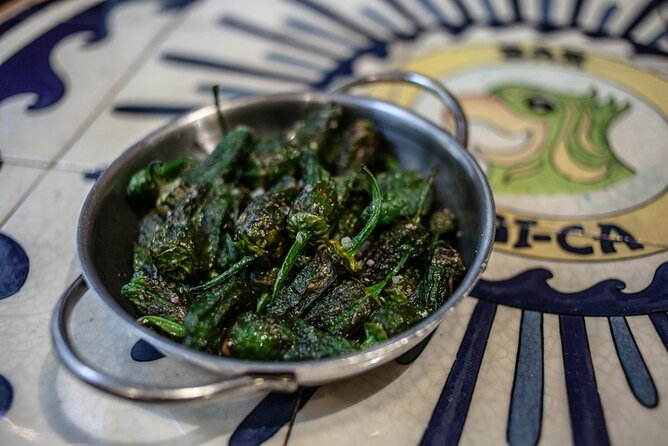 La Barceloneta Tapas & Wine & Drinks Tour in Barcelona - What the guide adds to the meal