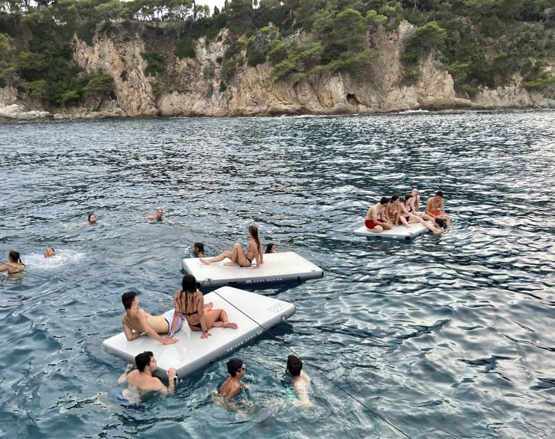 Lloret de Mar: Sunset Catamaran Cruise with DJ and Drinks - Music, drinks, and the right mood