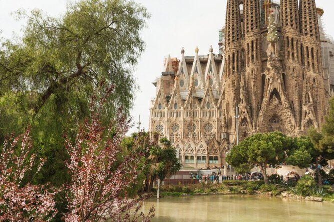 Max 6 People Full-Day Tour Barcelona, Sagrada Familia, Parc Guell - Lunch in Barcelona, with your own choice of pace