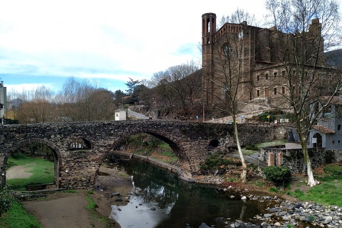 Medieval Villages & La Garrotxa Volcanic Zone Hiking. Small Group Tour - From Barcelona to the Fageda d’en Jordà