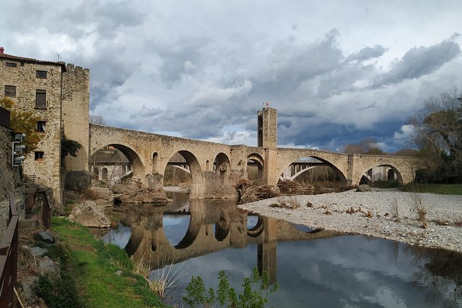 Medieval Villages & La Garrotxa Volcanic Zone Hiking. Small Group Tour - Lunch near the volcanic park