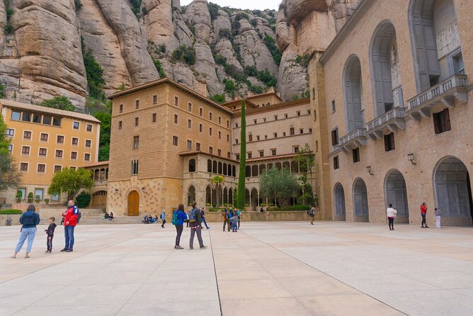 Montserrat: Cog-Wheel, Basilica, Black Madonna & Licor Tasting - The 15-minute rack railway to the monastery