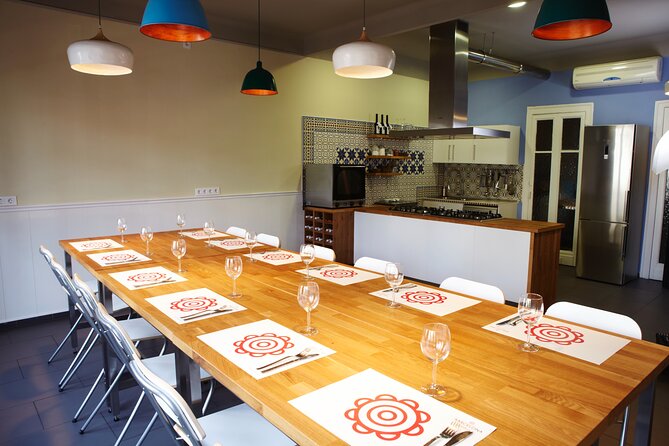 Paella Class & Bottomless Wine: Las Ramblas Views - Who should book this class?