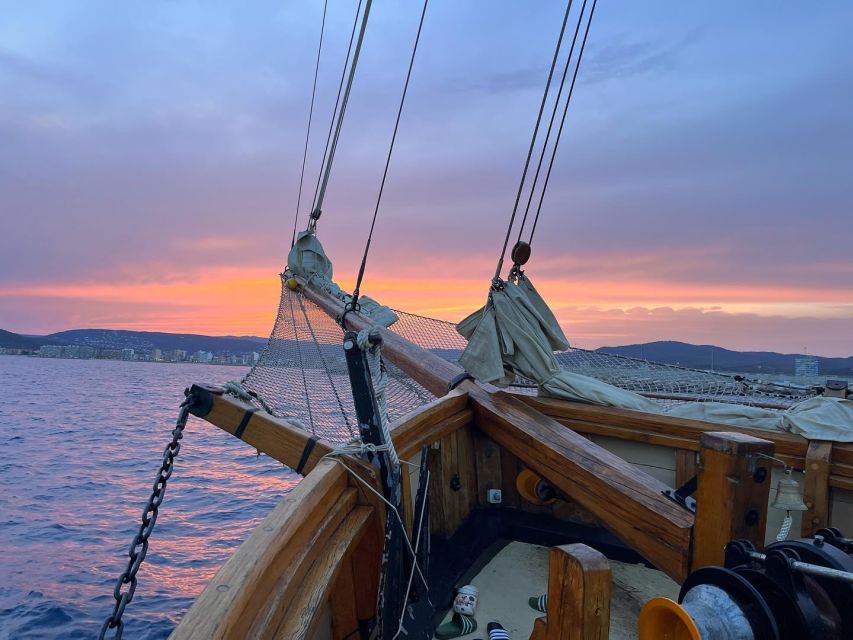 Palamós: Sunset Boat Tour with Glass of Cava - What the 90-minute schedule feels like