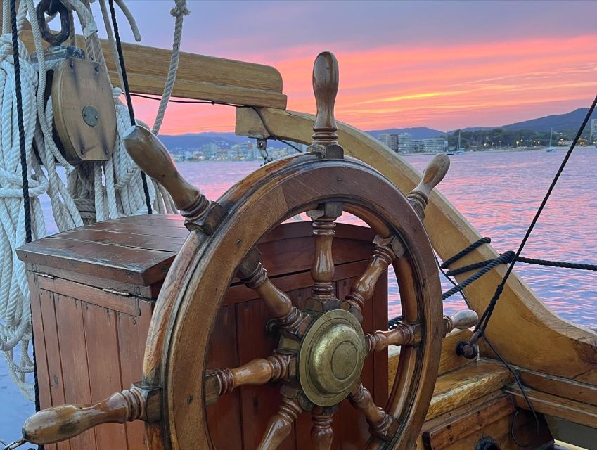 Palamós: Sunset Boat Tour with Glass of Cava - The mood on board and the best seats