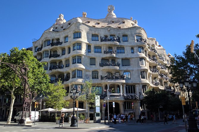 Park Guell and Sagrada Familia, Gaudí's Masterpieces Private Tour - Taxi transfers and the private Mercedes option