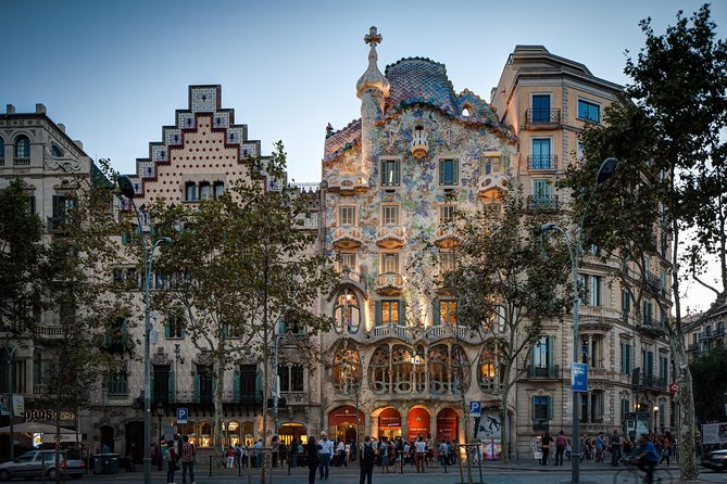Park Guell and Sagrada Familia Private Tour with Hotel pick-up - Walk Barcelona’s Gothic Quarter