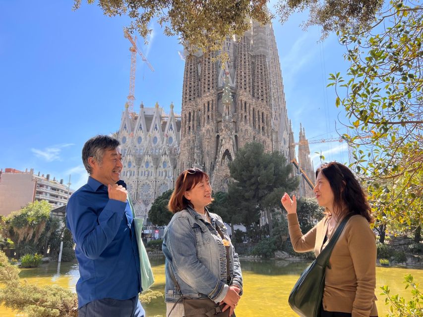 Park Güell & Sagrada Familia Tour - The two-hour break between monuments