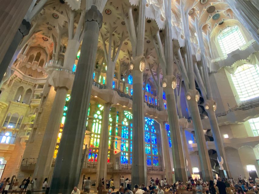 Park Güell & Sagrada Familia Tour - Finding the afternoon meeting point
