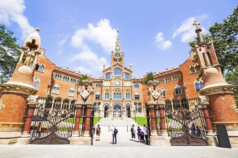 Park Güell & Sagrada Familia Tour - What the guide adds