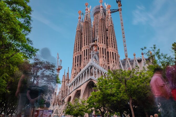 Photo Walking Tour Sagrada Familia and Gaudí in Barcelona - A photo class hidden inside a Gaudí walk