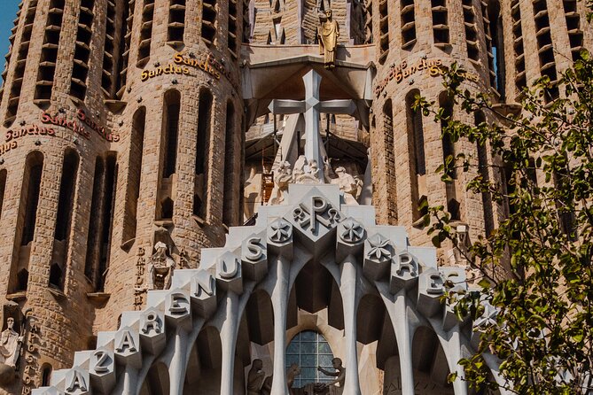 Photo Walking Tour Sagrada Familia and Gaudí in Barcelona - Two brief Modernist surprises along the route
