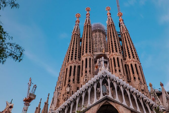 Photo Walking Tour Sagrada Familia and Gaudí in Barcelona - Ending beside Barcelona’s most photogenic streetlamp