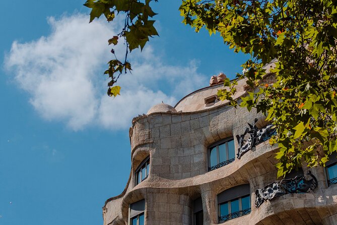 Photo Walking Tour Sagrada Familia and Gaudí in Barcelona - What the guides add to the experience