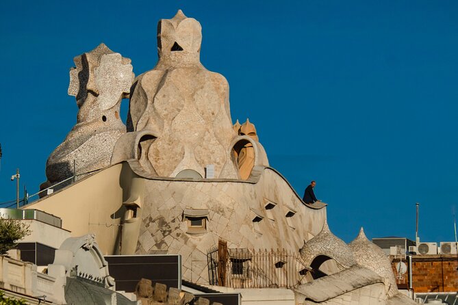Photo Walking Tour Sagrada Familia and Gaudí in Barcelona - Starting on Passeig de Gràcia at Casa Lleó i Morera