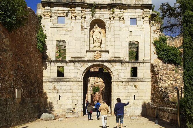 Priorat tour to 3 small wineries and hotel pick-up - Clos Figueras turns lunch into part of the visit