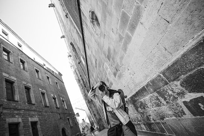 Private and Personalized Photography Adventure in Barcelona - Choosing between the Sagrada Familia, beach, and old city