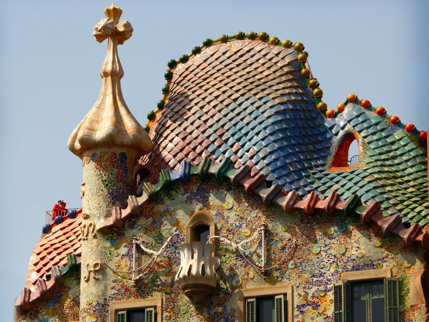 Private Barcelona Modernism and Gaudí Walking Tour - Casa de les Punxes and Palau Montaner