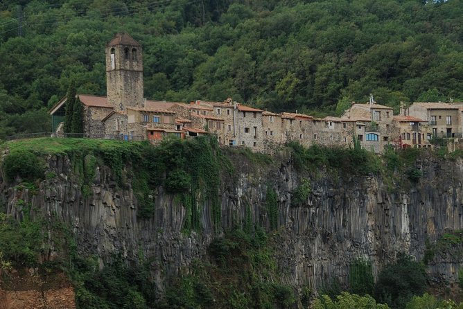 Private Besalú & 3 Medieval Towns Tour with Hotel PickUp from Barcelona - Castellfollit de la Roca: a dramatic photo stop