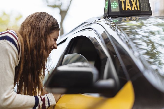 Private Departure Transfer: Hotel to Barcelona El Prat International Airport - Vehicle comfort, capacity, and the taxi surprise