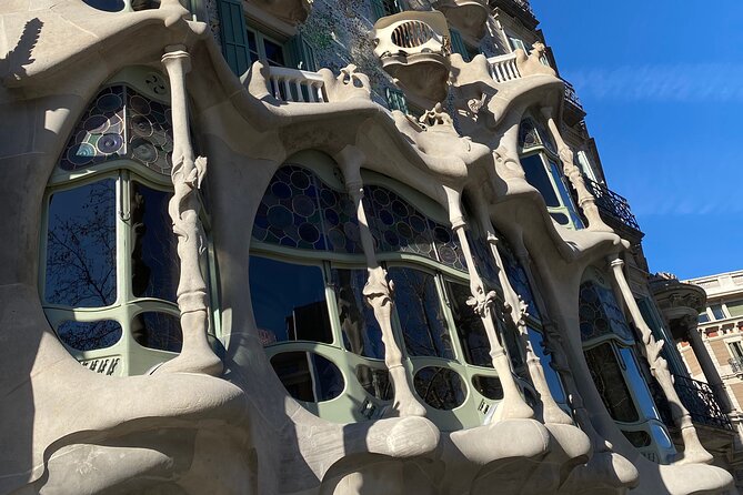 Private discovery bike tour of Barcelona - Gaudí’s stone curves at La Pedrera