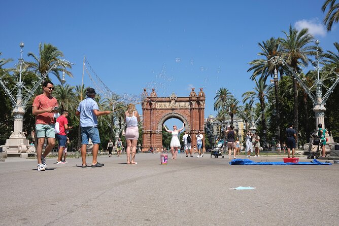 Private discovery bike tour of Barcelona - Starting among the palms of Plaça Reial