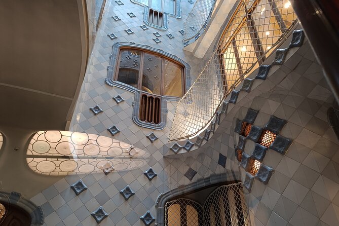 Private First Access Casa Batlló Experience With Breakfast - Seeing Gaudí through a guide’s eyes