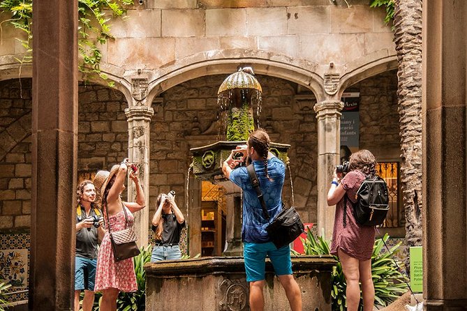 Private Photography Walking Tour with a Local - Finishing at Barcelona City Hall