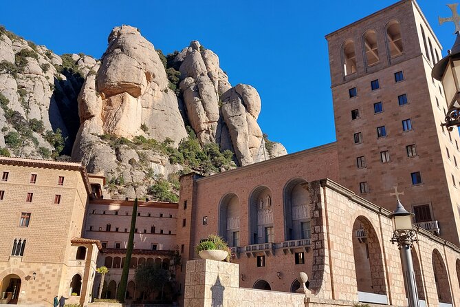 Private Tour in Montserrat 5h - The drive and private pickup at 10:00 a.m.