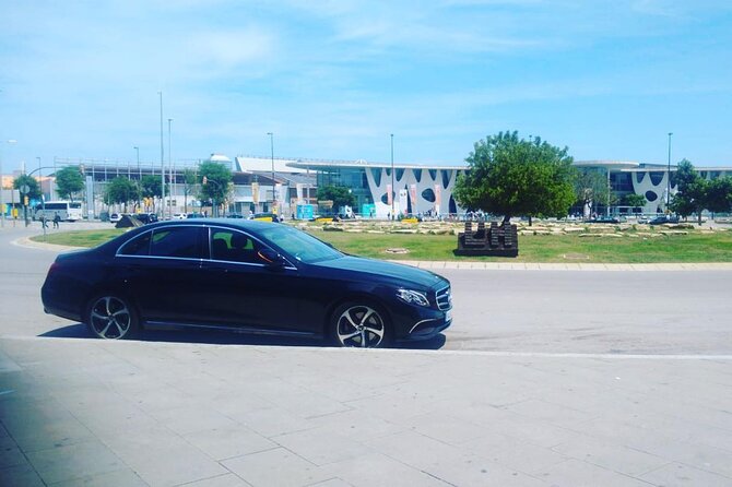 Private Transfer from Barcelona Airport to Barcelona City - A private vehicle for up to seven people