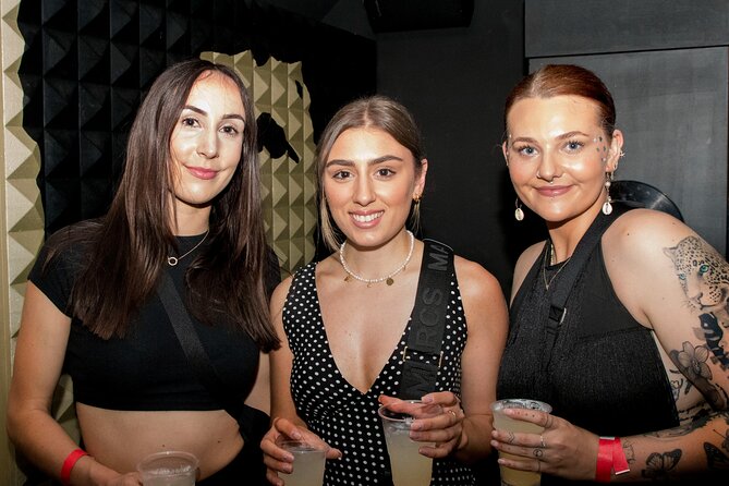 Pub Crawl Barcelona: 4 nightclubs + shots + skip-the-line entry - Finding your guide in a group of 250