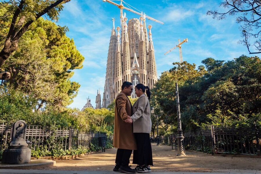Romantic Photoshoot Experience for Couples in Barcelona - Photographing Sagrada Familia without making it feel stiff