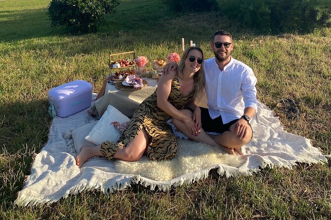 Romantic Picnic - Choosing between a sea view and Ciutadella Park